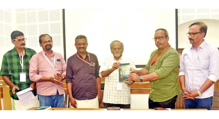 ചലച്ചിത്ര മേളയിൽ പുസ്ത പ്രകാശനം : സിനിമ – കിനാവിൻ്റെ മറുപുറം പ്രകാശനം ചെയ്തു ചലച്ചിത്ര മേളയിൽ പുസ്ത പ്രകാശനം : സിനിമ – കിനാവിൻ്റെ മറുപുറം പ്രകാശനം ചെയ്തു