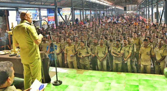 ശബരിമലയിൽ രണ്ടാം ബാച്ച് പോലീസ് ഉദ്യോഗസ്ഥർ ചുമതലയേറ്റു ശബരിമലയിൽ രണ്ടാം ബാച്ച് പോലീസ് ഉദ്യോഗസ്ഥർ ചുമതലയേറ്റു