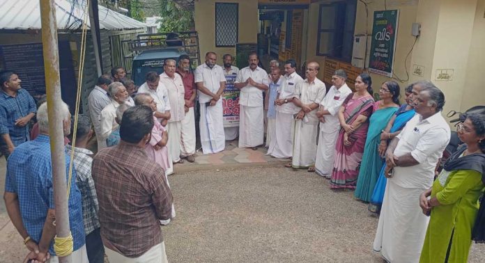 കോൺഗ്രസ് കൊടുമൺ മണ്ഡലം കമ്മറ്റിയുടെ നേതൃത്വത്തിൽ പഞ്ചായത്ത് ഓഫീസിനു മുമ്പിൽ പ്രതിഷേധ ധർണ്ണ നടത്തി കോൺഗ്രസ് കൊടുമൺ മണ്ഡലം കമ്മറ്റിയുടെ നേതൃത്വത്തിൽ പഞ്ചായത്ത് ഓഫീസിനു മുമ്പിൽ പ്രതിഷേധ ധർണ്ണ നടത്തി