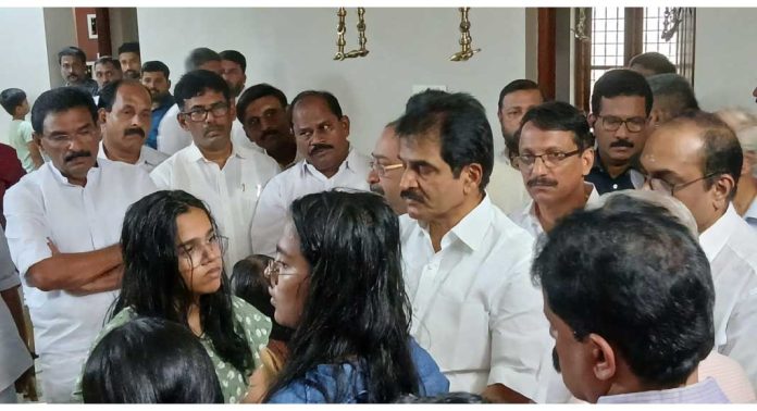 അന്തരിച്ച അഡ്വ. സതീഷ് ചാത്തങ്കേരിയുടെ കുടുംബാംഗങ്ങളെ എ.ഐ.സി.സി ജനറൽ സെക്രട്ടറി കെ.സി.വേണുഗോപാൽ സന്ദർശിച്ചു അന്തരിച്ച അഡ്വ. സതീഷ് ചാത്തങ്കേരിയുടെ കുടുംബാംഗങ്ങളെ എ.ഐ.സി.സി ജനറൽ സെക്രട്ടറി കെ.സി.വേണുഗോപാൽ സന്ദർശിച്ചു