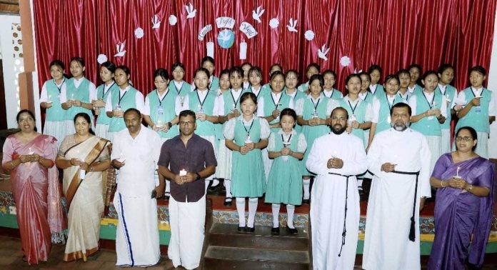 കത്തിജ്വലിക്കുന്ന മെഴുകുതിരിയുമായി നിക്കോണ്സണ് സ്കൂളിലെ മണിപ്പൂര് വിദ്യാര്ത്ഥിനികള് കത്തിജ്വലിക്കുന്ന മെഴുകുതിരിയുമായി നിക്കോണ്സണ് സ്കൂളിലെ മണിപ്പൂര് വിദ്യാര്ത്ഥിനികള്