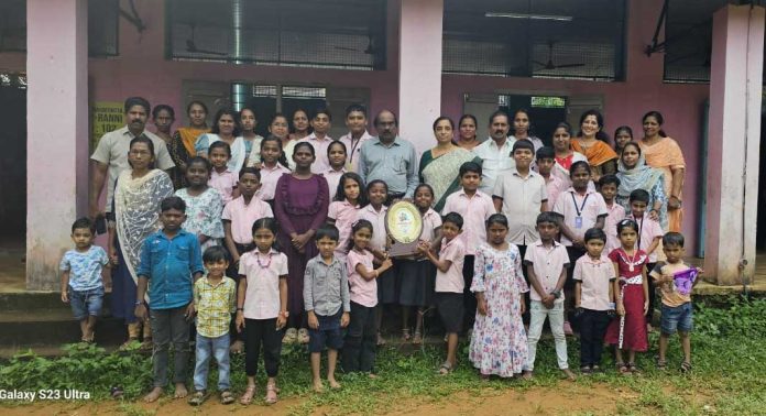 റാന്നി ഉപജില്ലാ സ്കൂൾ കലോത്സവത്തിൽ എൽ.പി. വിഭാഗത്തിൽ രണ്ടാം സ്ഥാനം നേടിയ വരവൂർ ഗവ എൽ.പി.സ്കൂളിന് നാടിൻ്റെ ആദരവ് റാന്നി ഉപജില്ലാ സ്കൂൾ കലോത്സവത്തിൽ എൽ.പി. വിഭാഗത്തിൽ രണ്ടാം സ്ഥാനം നേടിയ വരവൂർ ഗവ എൽ.പി.സ്കൂളിന് നാടിൻ്റെ ആദരവ്