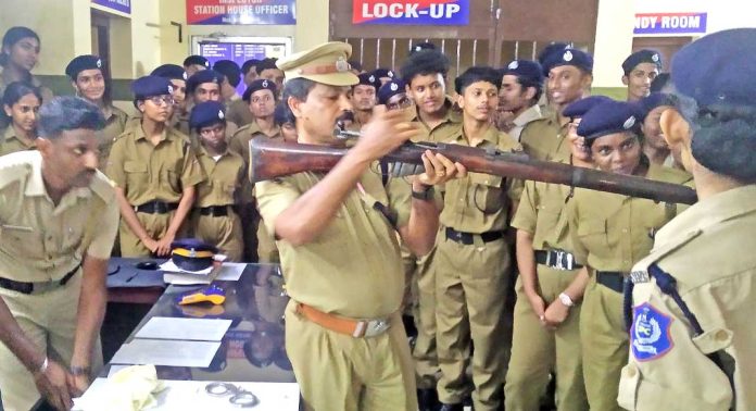 എസ് പി സി കെഡറ്റുകൾ പത്തനംതിട്ട പോലീസ് സ്റ്റേഷൻ സന്ദർശിച്ചു എസ് പി സി കെഡറ്റുകൾ പത്തനംതിട്ട പോലീസ് സ്റ്റേഷൻ സന്ദർശിച്ചു