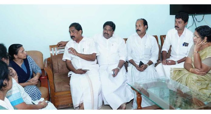 കണ്ണൂർ ഡി സി സി പ്രസിഡന്റ് മാർട്ടിൽ ജോർജ്ജ് എ.ഡി.എം നവീൻ ബാബുവിന്റെ കുടുംബാംഗങ്ങളെ സന്ദർശിച്ചു കണ്ണൂർ ഡി സി സി പ്രസിഡന്റ് മാർട്ടിൽ ജോർജ്ജ് എ.ഡി.എം നവീൻ ബാബുവിന്റെ കുടുംബാംഗങ്ങളെ സന്ദർശിച്ചു