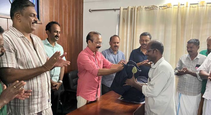 ചുക്കുവെള്ളം വിതരണം ചെയ്യുന്നവർക്ക് യൂണിഫോം നൽകി ചുക്കുവെള്ളം വിതരണം ചെയ്യുന്നവർക്ക് യൂണിഫോം നൽകി