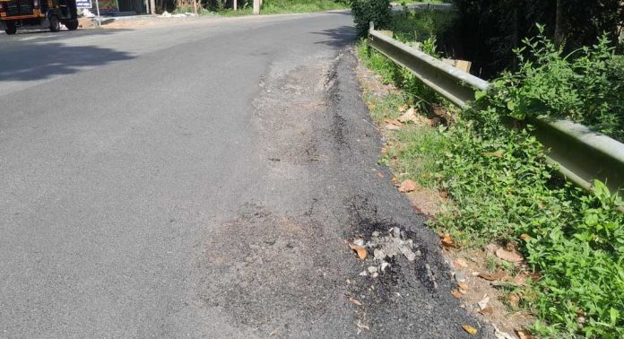 ചാങ്കൂർമുക്ക് റോഡിൽ ടാറിങ് ഇടിഞ്ഞു താഴ്ന്നത് അപകടകെണിയാകുന്നു ചാങ്കൂർമുക്ക് റോഡിൽ ടാറിങ് ഇടിഞ്ഞു താഴ്ന്നത് അപകടകെണിയാകുന്നു