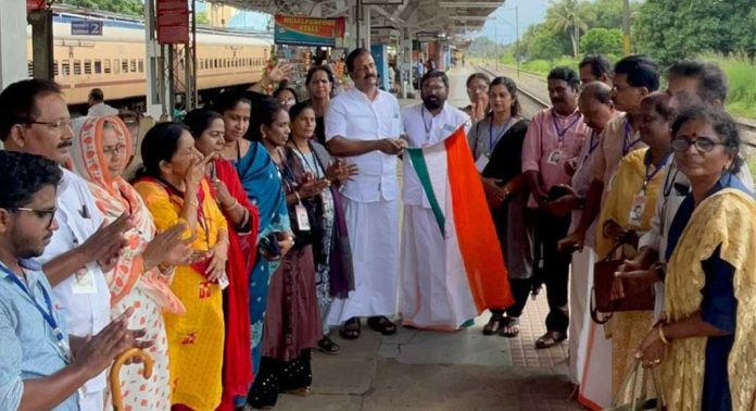 വോട്ട് തേടി പത്തനംതിട്ട ഗാന്ധി ദർശൻ വേദിയുടെയും മഹിളാ കോൺഗ്രസിൻ്റെയും പ്രവർത്തകർ പാലക്കാട്ടേക്ക് യാത്ര തിരിച്ചു വോട്ട് തേടി പത്തനംതിട്ട ഗാന്ധി ദർശൻ വേദിയുടെയും മഹിളാ കോൺഗ്രസിൻ്റെയും പ്രവർത്തകർ പാലക്കാട്ടേക്ക് യാത്ര തിരിച്ചു