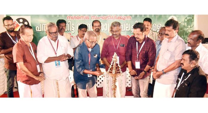 പത്തനംതിട്ട അന്താരാഷ്ട്ര ചലച്ചിത്രമേളയ്ക്ക് പ്രൗഢിയോടെ തുടക്കം പത്തനംതിട്ട അന്താരാഷ്ട്ര ചലച്ചിത്രമേളയ്ക്ക് പ്രൗഢിയോടെ തുടക്കം