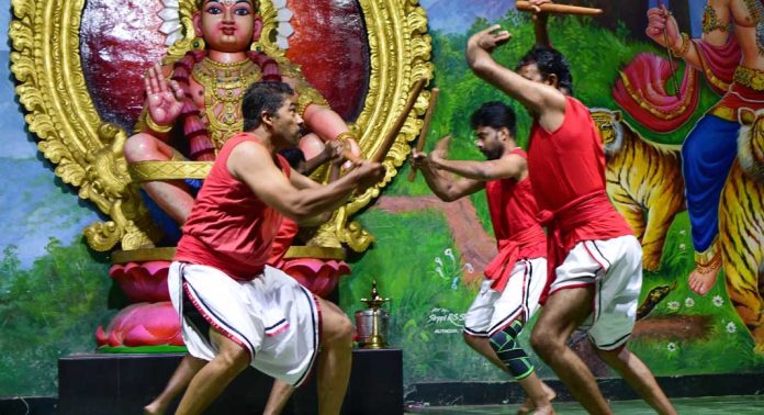 അയ്യപ്പന് മുന്നിൽ കളരി ചുവടുകളുമായി സി.വി.എൻ കളരി അയ്യപ്പന് മുന്നിൽ കളരി ചുവടുകളുമായി സി.വി.എൻ കളരി