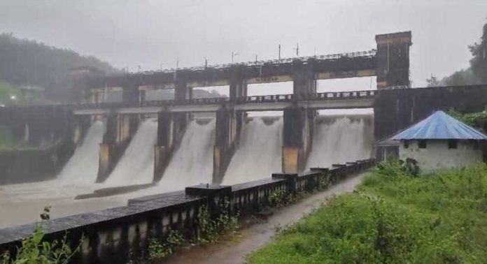 അപ്രതീക്ഷിതമായി ഇരച്ചെത്തിയ വെള്ളം മണിയാര് ഡാമിന്റെ ഷട്ടറുകള്ക്ക് മുകളിലൂടെ ഒഴുകിയത് ആശങ്കക്കിടയാക്കി അപ്രതീക്ഷിതമായി ഇരച്ചെത്തിയ വെള്ളം മണിയാര് ഡാമിന്റെ ഷട്ടറുകള്ക്ക് മുകളിലൂടെ ഒഴുകിയത് ആശങ്കക്കിടയാക്കി