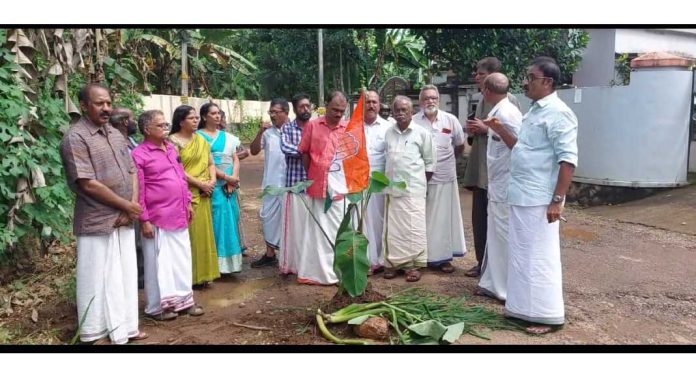 പന്തളം നഗരസഭയുടെ അനാസ്ഥയ്ക്കെതിരെ കർഷക കോൺഗ്രസ് നഗരസഭാ റോഡുകളിൽ കൃഷി ചെയ്ത് പ്രതിഷേധിച്ചു പന്തളം നഗരസഭയുടെ അനാസ്ഥയ്ക്കെതിരെ കർഷക കോൺഗ്രസ് നഗരസഭാ റോഡുകളിൽ കൃഷി ചെയ്ത് പ്രതിഷേധിച്ചു