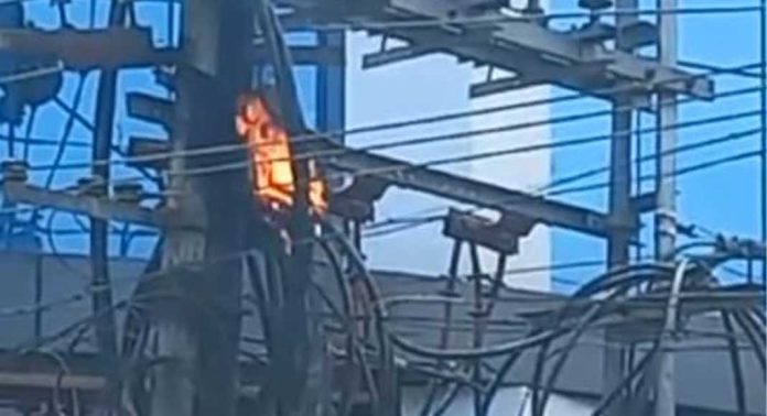 ഇട്ടിയപ്പാറ ജംഗ്ഷനിലെ വൈദ്യുതി പോസ്റ്റിന് തീ പിടിച്ചു ഇട്ടിയപ്പാറ ജംഗ്ഷനിലെ വൈദ്യുതി പോസ്റ്റിന് തീ പിടിച്ചു