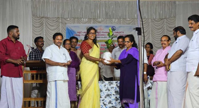 ഏകദിന പരിശീലനവും ഫലവൃക്ഷത്തൈ വിതരണവും നടത്തി ഏകദിന പരിശീലനവും ഫലവൃക്ഷത്തൈ വിതരണവും നടത്തി