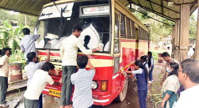 ശബരിമല തീർത്ഥാടനത്തിന് മുന്നോടിയായി പമ്പ ബസുകൾ വൃത്തിയാക്കി ശബരിമല തീർത്ഥാടനത്തിന് മുന്നോടിയായി പമ്പ ബസുകൾ വൃത്തിയാക്കി