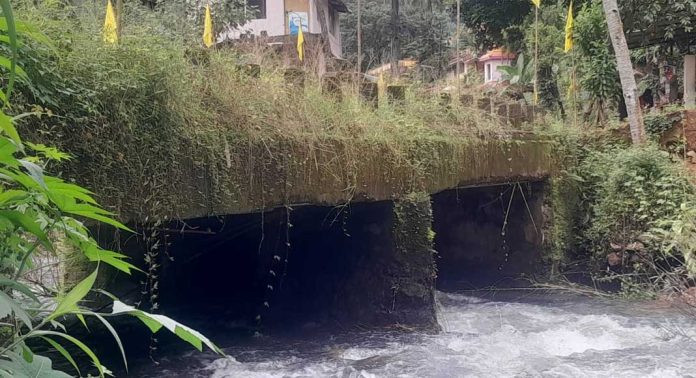 പുനർ നിർമ്മാണം ആരംഭിക്കാതെ കരിമാൻതോട് പാലം പുനർ നിർമ്മാണം ആരംഭിക്കാതെ കരിമാൻതോട് പാലം