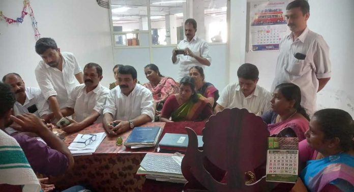 പത്തനംതിട്ട കെ എസ് ആർ റ്റി സി ഓഫീസ് ഡി റ്റി ഒ യെ ഉപരോധിച്ചു പത്തനംതിട്ട കെ എസ് ആർ റ്റി സി ഓഫീസ് ഡി റ്റി ഒ യെ ഉപരോധിച്ചു