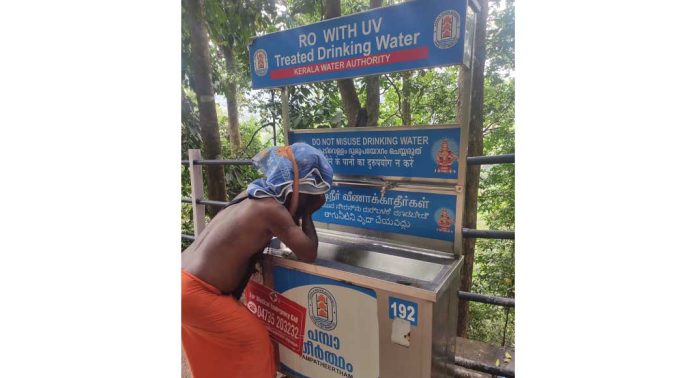 പ്ലാസ്റ്റിക്ക് ബോട്ടിലിൽ വെള്ളം കൊണ്ടുവരേണ്ട, വാട്ടർ അതോറിറ്റിയുടെ കുടിവെള്ള കിയോസ്കുകൾ റെഡി പ്ലാസ്റ്റിക്ക് ബോട്ടിലിൽ വെള്ളം കൊണ്ടുവരേണ്ട, വാട്ടർ അതോറിറ്റിയുടെ കുടിവെള്ള കിയോസ്കുകൾ റെഡി