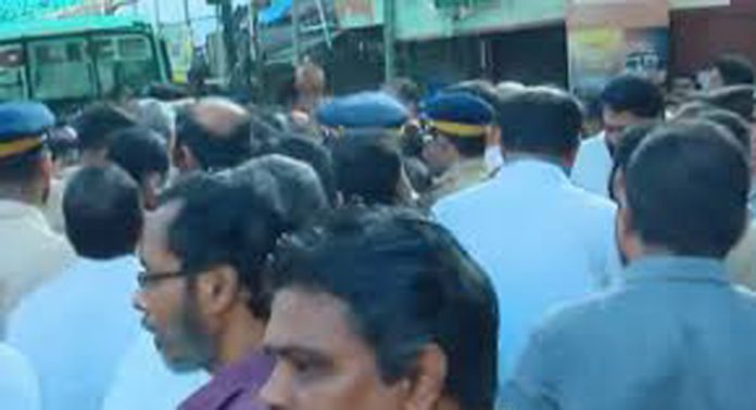 ചേവായൂര് സഹകരണ ബാങ്ക് തിരഞ്ഞെടുപ്പിനിടെ സംഘര്ഷം ചേവായൂര് സഹകരണ ബാങ്ക് തിരഞ്ഞെടുപ്പിനിടെ സംഘര്ഷം