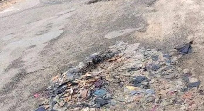 ചിറ്റാറില് റോഡിലെ കുഴി തുണികൊണ്ട് മൂടി നാട്ടുകാർ ചിറ്റാറില് റോഡിലെ കുഴി തുണികൊണ്ട് മൂടി നാട്ടുകാർ