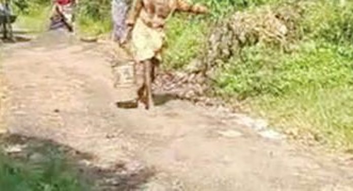 പരാതി പറഞ്ഞ് മടുത്തു ; ഒടുവില് നാട്ടുകാർ ഒത്തുചേർന്ന് റോഡിലെ കുഴികള് കോൺക്രീറ്റ് ചെയ്ത് അടച്ചു പരാതി പറഞ്ഞ് മടുത്തു ; ഒടുവില് നാട്ടുകാർ ഒത്തുചേർന്ന് റോഡിലെ കുഴികള് കോൺക്രീറ്റ് ചെയ്ത് അടച്ചു