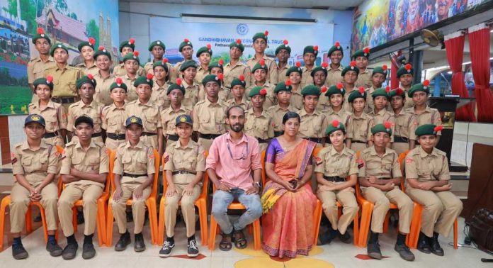 പത്തനാപുരം ഗാന്ധിഭവൻ സന്ദർശിച്ച് കടമ്പനാട് സെന്റ് തോമസ് ഹൈസ്കൂളിലെ എൻ.സി.സി. കേഡറ്റുകൾ പത്തനാപുരം ഗാന്ധിഭവൻ സന്ദർശിച്ച് കടമ്പനാട് സെന്റ് തോമസ് ഹൈസ്കൂളിലെ എൻ.സി.സി. കേഡറ്റുകൾ