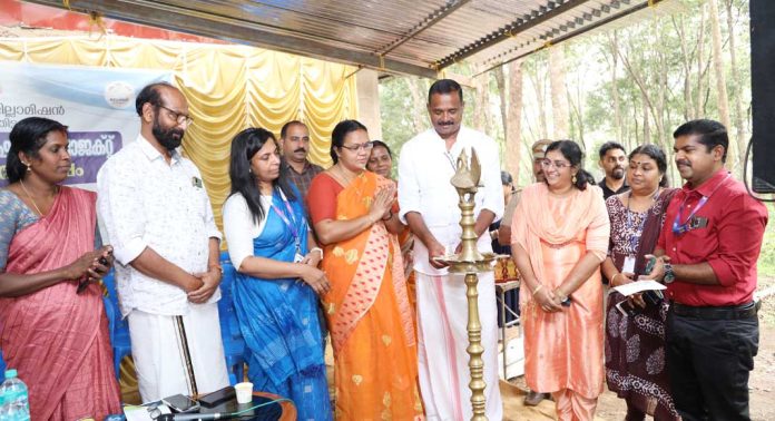 ശിശുദിനത്തില് ഗോത്ര കുടുംബങ്ങള്ക്കൊപ്പം കുടുംബശ്രീയും ശിശുദിനത്തില് ഗോത്ര കുടുംബങ്ങള്ക്കൊപ്പം കുടുംബശ്രീയും