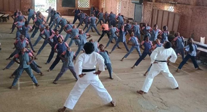 പെണ്കുട്ടികള്ക്ക് കരാട്ടേ പരിശീലനം പെണ്കുട്ടികള്ക്ക് കരാട്ടേ പരിശീലനം