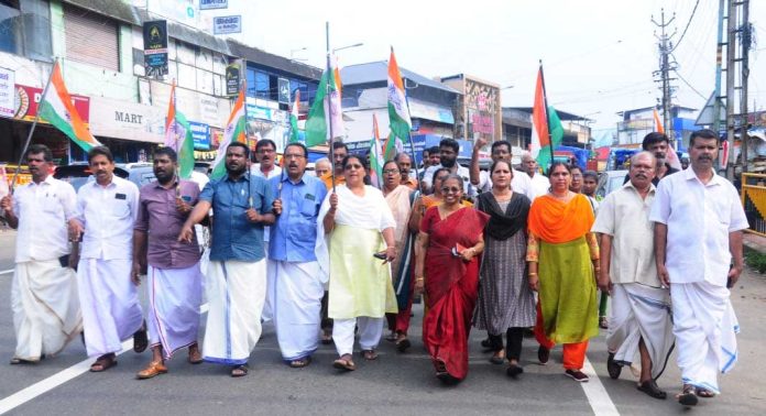 പ്രിയങ്ക ഗാന്ധിയുടെയും രാഹുൽ മാങ്കൂട്ടത്തിന്റെയും വിജയത്തിൽ കോന്നിയിൽ ആഹ്ലാദ പ്രകടനം നടത്തി പ്രിയങ്ക ഗാന്ധിയുടെയും രാഹുൽ മാങ്കൂട്ടത്തിന്റെയും വിജയത്തിൽ കോന്നിയിൽ ആഹ്ലാദ പ്രകടനം നടത്തി