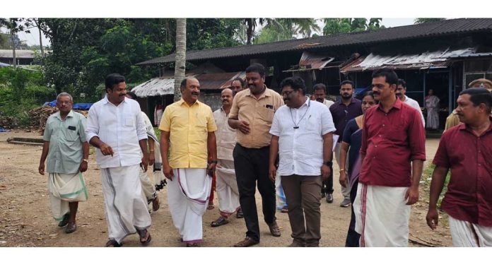 കലഞ്ഞൂർ മാർക്കറ്റ് ഷോപ്പിംഗ് കോംപ്ലക്സ് നിർമ്മിക്കുന്ന സ്ഥലം ധനകാര്യ മന്ത്രി കെ എൻ ബാലഗോപാൽ സന്ദർശിച്ചു കലഞ്ഞൂർ മാർക്കറ്റ് ഷോപ്പിംഗ് കോംപ്ലക്സ് നിർമ്മിക്കുന്ന സ്ഥലം ധനകാര്യ മന്ത്രി കെ എൻ ബാലഗോപാൽ സന്ദർശിച്ചു