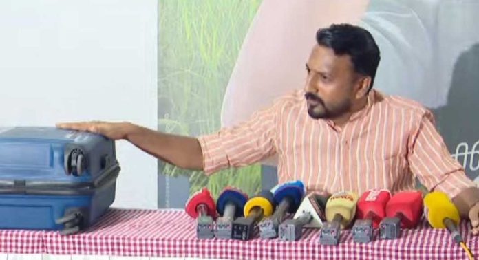 പെട്ടിയില് പണമുണ്ടെന്നും ഞാന് പുറകിലൂടെ ഓടിയെന്നും തെളിയിക്കട്ടേ, പ്രചരണം ഞാന് നിര്ത്താം : രാഹുല് മാങ്കൂട്ടത്തില് പെട്ടിയില് പണമുണ്ടെന്നും ഞാന് പുറകിലൂടെ ഓടിയെന്നും തെളിയിക്കട്ടേ, പ്രചരണം ഞാന് നിര്ത്താം : രാഹുല് മാങ്കൂട്ടത്തില്