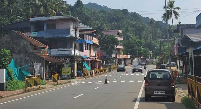 പുനലൂർ- മൂവാറ്റുപുഴ പാതയിലെ സ്ഥിരം അപകട മേഖലകളിൽ ട്രാഫിക് കോണുകള് പോലീസ് സ്ഥാപിച്ചു പുനലൂർ- മൂവാറ്റുപുഴ പാതയിലെ സ്ഥിരം അപകട മേഖലകളിൽ ട്രാഫിക് കോണുകള് പോലീസ് സ്ഥാപിച്ചു