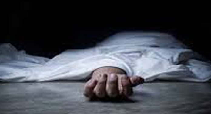 ട്രയിനിടിച്ച് മരിച്ചത് മകളാണെന്ന് തെറ്റിദ്ധരിച്ച വയോധികൻ കുഴഞ്ഞു വീണു മരിച്ചു ട്രയിനിടിച്ച് മരിച്ചത് മകളാണെന്ന് തെറ്റിദ്ധരിച്ച വയോധികൻ കുഴഞ്ഞു വീണു മരിച്ചു