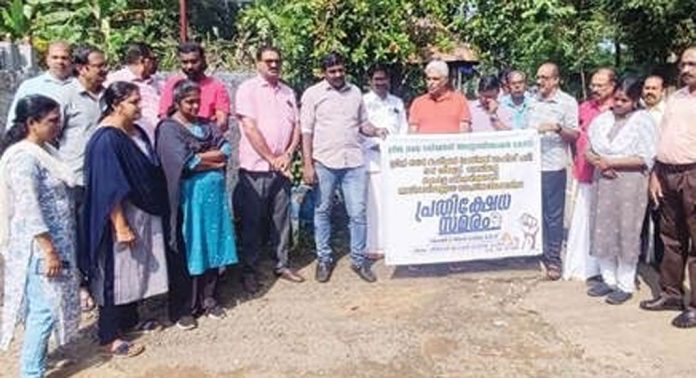 ആനക്കൂട് എസ്.എൻ.സ്കൂൾ റോഡ് നന്നാക്കണമെന്നാവശ്യപെട്ട് ഗ്രീൻനഗർ റെസിഡൻസ് അസോസിയേഷൻ ധർണ നടത്തി ആനക്കൂട് എസ്.എൻ.സ്കൂൾ റോഡ് നന്നാക്കണമെന്നാവശ്യപെട്ട് ഗ്രീൻനഗർ റെസിഡൻസ് അസോസിയേഷൻ ധർണ നടത്തി