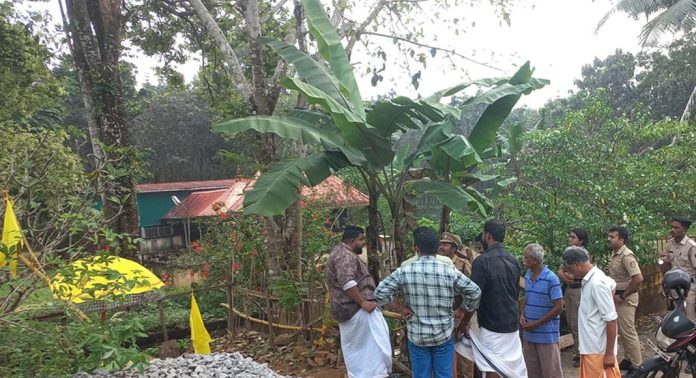 ക്ഷേത്രത്തിന് സൗജന്യമായി നല്കിയ ഭൂമി എസ്.എന്.ഡി.പി ശാഖാ ഭാരവാഹികള് കൈയ്യേറിയ സംഭവം ; ഇന്ന് പ്രതിഷേധ യോഗം ചേരും ക്ഷേത്രത്തിന് സൗജന്യമായി നല്കിയ ഭൂമി എസ്.എന്.ഡി.പി ശാഖാ ഭാരവാഹികള് കൈയ്യേറിയ സംഭവം ; ഇന്ന് പ്രതിഷേധ യോഗം ചേരും