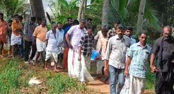 യുവതിയുടെ മൃതദേഹം ചുമന്നത് മുക്കാൽ കിലോ മീറ്റർ ; വിട്ടു കിട്ടാത്ത വസ്തുവിൽ കുടുങ്ങി റോഡ് വികസനം യുവതിയുടെ മൃതദേഹം ചുമന്നത് മുക്കാൽ കിലോ മീറ്റർ ; വിട്ടു കിട്ടാത്ത വസ്തുവിൽ കുടുങ്ങി റോഡ് വികസനം