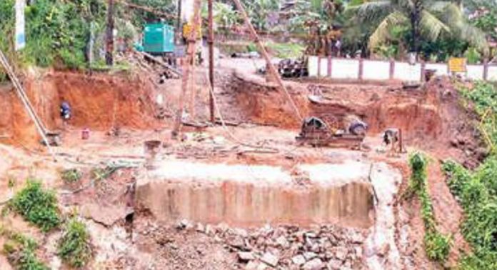 ഏഴംകുളം-കൈപ്പട്ടൂർ റോഡിന്റെ നവീകരണം പൂർത്തിയാക്കൽ വൈകുന്നു ഏഴംകുളം-കൈപ്പട്ടൂർ റോഡിന്റെ നവീകരണം പൂർത്തിയാക്കൽ വൈകുന്നു