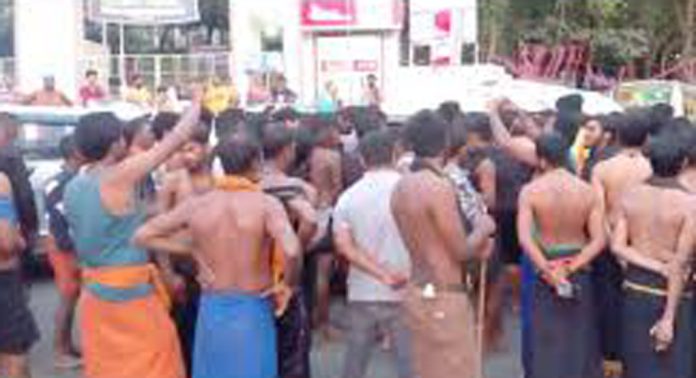എരുമേലിയില് തീര്ഥാടന സാമഗ്രികള്ക്ക് വലിയ വില ; പ്രതിഷേധവുമായി അയ്യപ്പ സംഘടനകളും ബി.ജെ.പിയും എരുമേലിയില് തീര്ഥാടന സാമഗ്രികള്ക്ക് വലിയ വില ; പ്രതിഷേധവുമായി അയ്യപ്പ സംഘടനകളും ബി.ജെ.പിയും