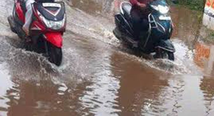 തിരുവല്ല-മല്ലപ്പള്ളി റോഡിലെ വെള്ളക്കെട്ട് ; ദുരിതത്തില് വ്യാപാരികള് തിരുവല്ല-മല്ലപ്പള്ളി റോഡിലെ വെള്ളക്കെട്ട് ; ദുരിതത്തില് വ്യാപാരികള്
