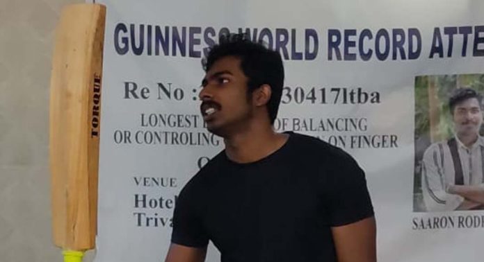 ഏറ്റവും കൂടുതൽ സമയം ക്രിക്കറ്റ് ബാറ്റ് കൈവിരലിൽ ബാലൻസ് ചെയ്ത് ഷാരോൺ ഗിന്നസ് റെക്കോർഡ് മറികടന്നു ഏറ്റവും കൂടുതൽ സമയം ക്രിക്കറ്റ് ബാറ്റ് കൈവിരലിൽ ബാലൻസ് ചെയ്ത് ഷാരോൺ ഗിന്നസ് റെക്കോർഡ് മറികടന്നു