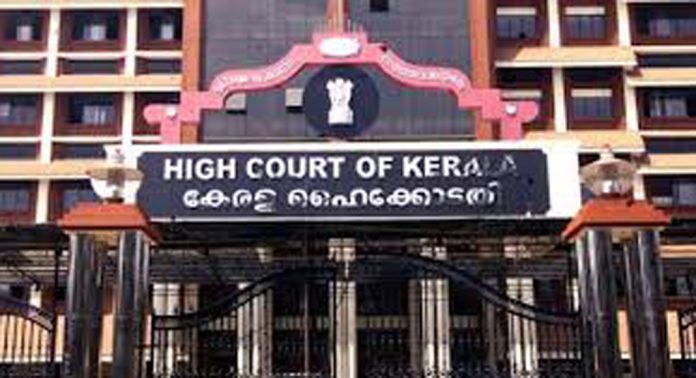 പോക്സോ കേസ് പ്രതിക്കൊപ്പം താമസിച്ചിരുന്ന പത്തൊമ്പതുകാരിക്ക് രക്ഷിതാക്കൾക്കൊപ്പം പോകാൻ അനുമതി നൽകി ഹൈക്കോടതി പോക്സോ കേസ് പ്രതിക്കൊപ്പം താമസിച്ചിരുന്ന പത്തൊമ്പതുകാരിക്ക് രക്ഷിതാക്കൾക്കൊപ്പം പോകാൻ അനുമതി നൽകി ഹൈക്കോടതി