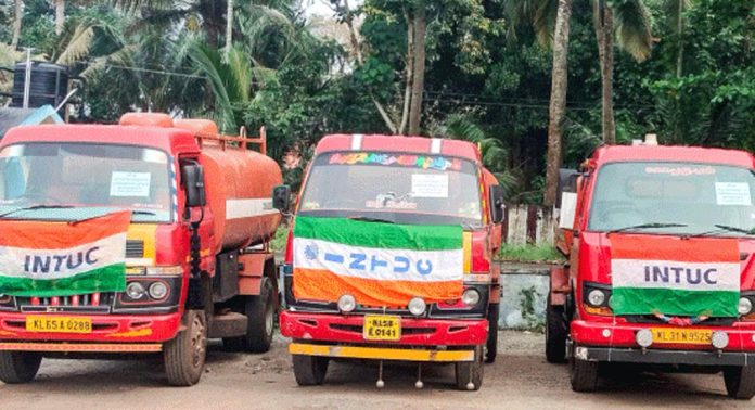 മാലിന്യം നീക്കുന്ന തൊഴിലാളികളും ടാങ്കർ ഉടമകളും പണിമുടക്കിൽ മാലിന്യം നീക്കുന്ന തൊഴിലാളികളും ടാങ്കർ ഉടമകളും പണിമുടക്കിൽ