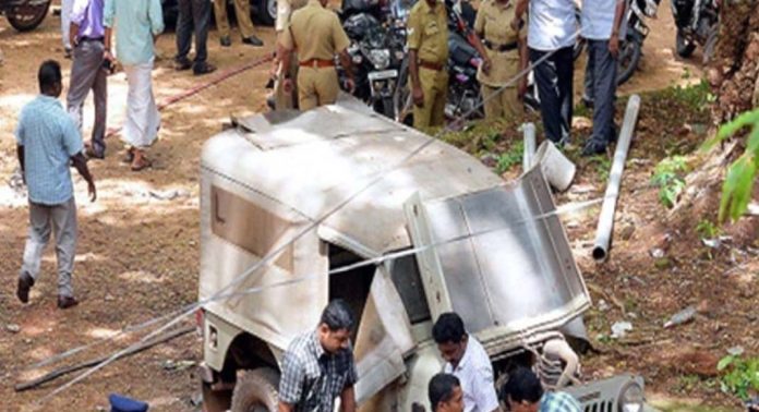 കൊല്ലം കളക്ട്രേറ്റ് ബോംബ് സ്ഫോടന കേസ് ; മൂന്ന് പ്രതികൾ കുറ്റക്കാർ കൊല്ലം കളക്ട്രേറ്റ് ബോംബ് സ്ഫോടന കേസ് ; മൂന്ന് പ്രതികൾ കുറ്റക്കാർ