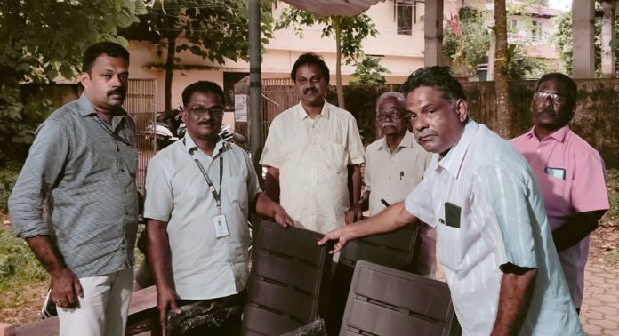 പെൻഷനേഴ്സ് അസോസിയേഷൻ പന്തളം മണ്ഡലം കമ്മറ്റിയുടെ നേതൃത്വത്തിൽ ട്രഷറി ഓഫീസിലേക്ക് കസേര വാങ്ങി നല്കി പെൻഷനേഴ്സ് അസോസിയേഷൻ പന്തളം മണ്ഡലം കമ്മറ്റിയുടെ നേതൃത്വത്തിൽ ട്രഷറി ഓഫീസിലേക്ക് കസേര വാങ്ങി നല്കി