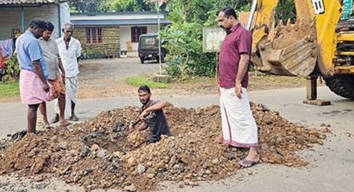 കല്ലറക്കടവിൽ പൊട്ടിയ പൈപ്പ് ശരിയാക്കി കല്ലറക്കടവിൽ പൊട്ടിയ പൈപ്പ് ശരിയാക്കി