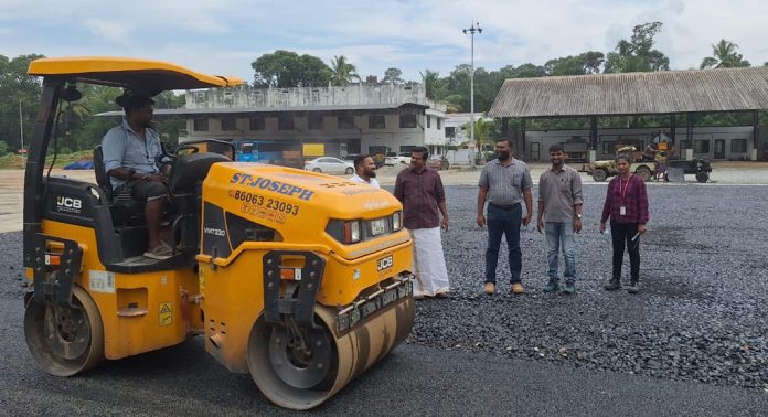 കോന്നി കെഎസ്ആർടിസി ബസ് സ്റ്റേഷൻ യാർഡ് ടാറിങ് പുരോഗമിക്കുന്നു കോന്നി കെഎസ്ആർടിസി ബസ് സ്റ്റേഷൻ യാർഡ് ടാറിങ് പുരോഗമിക്കുന്നു