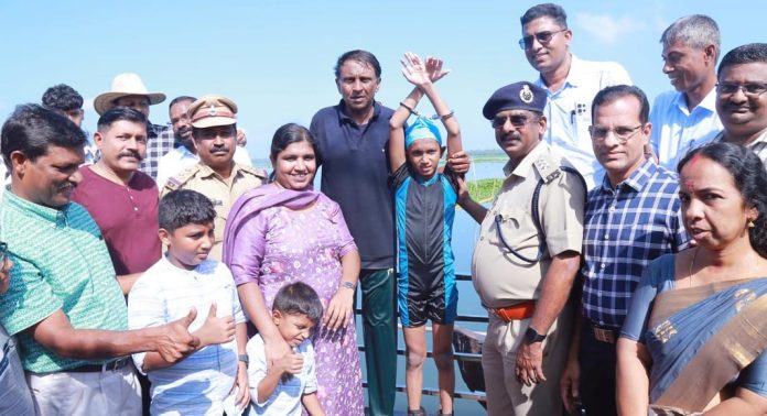 ഇരു കൈകാലുകളും ബന്ധിച്ച് വേമ്പനാട് കായലില് ഏഴു കിലോമീറ്റർ നീന്തി കടന്ന് വേൾഡ് വൈഡ് ബുക്ക് ഓഫ് റെക്കോർഡില് ഇടം നേടി ആറാം ക്ലാസ് വിദ്യാർത്ഥി ഇരു കൈകാലുകളും ബന്ധിച്ച് വേമ്പനാട് കായലില് ഏഴു കിലോമീറ്റർ നീന്തി കടന്ന് വേൾഡ് വൈഡ് ബുക്ക് ഓഫ് റെക്കോർഡില് ഇടം നേടി ആറാം ക്ലാസ് വിദ്യാർത്ഥി