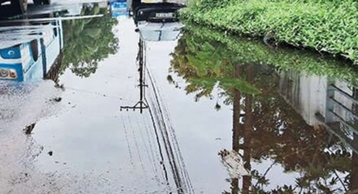 കോഴഞ്ചേരി പഞ്ചായത്തിന്റെ വിവിധയിടങ്ങളിൽ പൈപ്പുപൊട്ടി വെള്ളം പാഴാകുന്നു കോഴഞ്ചേരി പഞ്ചായത്തിന്റെ വിവിധയിടങ്ങളിൽ പൈപ്പുപൊട്ടി വെള്ളം പാഴാകുന്നു