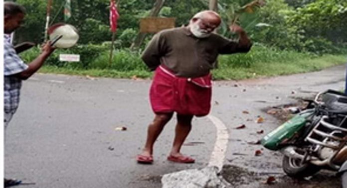 ചെങ്ങറ പാറമടയിൽനിന്നും അമിതലോഡുമായി വരുന്ന ലോറികളിൽനിന്ന് കരിങ്കല്ലുകൾ തെറിച്ച് റോഡിൽ വീഴുന്നു ചെങ്ങറ പാറമടയിൽനിന്നും അമിതലോഡുമായി വരുന്ന ലോറികളിൽനിന്ന് കരിങ്കല്ലുകൾ തെറിച്ച് റോഡിൽ വീഴുന്നു