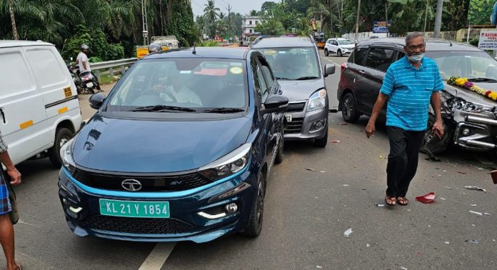 കോന്നിയിൽ നിയന്ത്രണം വിട്ട കാറുകൾ തമ്മിൽ കൂട്ടിയിടിച്ചു കോന്നിയിൽ നിയന്ത്രണം വിട്ട കാറുകൾ തമ്മിൽ കൂട്ടിയിടിച്ചു