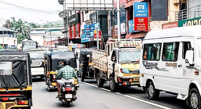 ആവശ്യത്തിന് ഉദ്യോഗസ്ഥർ ഇല്ല ; കോന്നിയിൽ ഗതാഗത നിയന്ത്രണം പാളുന്നു ആവശ്യത്തിന് ഉദ്യോഗസ്ഥർ ഇല്ല ; കോന്നിയിൽ ഗതാഗത നിയന്ത്രണം പാളുന്നു